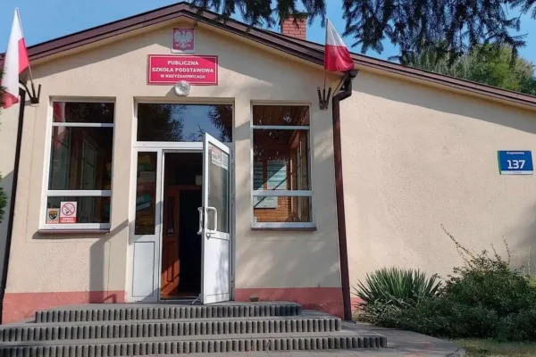 Lekcja biblioteczna w świecie książek – dzieci tworzyły okładki