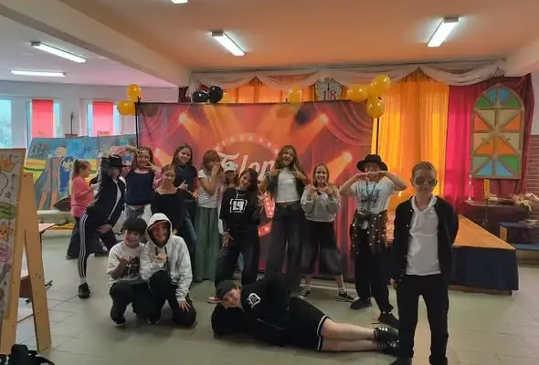 Międzynarodowy Dzień Muzyki w ZSP5 w Raciborzu – taniec, muzyka i kreatywne stroje