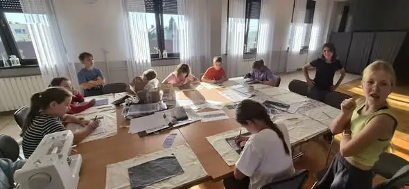 Śląskie tradycje w praktyce – warsztaty szycia fartuszków w Roszkowie i Bolesławiu