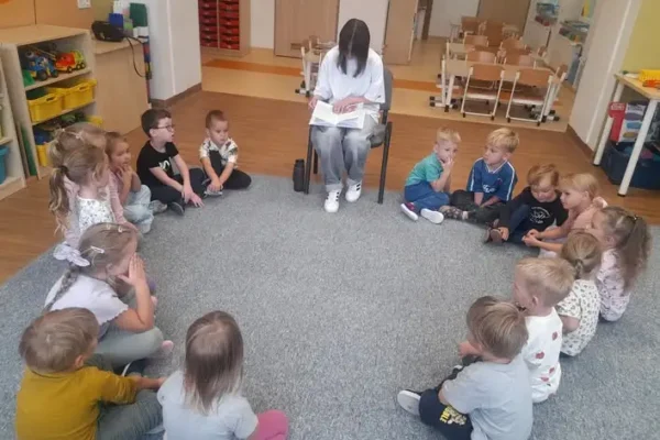 Ósmoklasiści z Rudnika czytają bajki przedszkolakom
