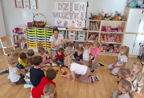 Dzień Muzyki w przedszkolu w Szonowicach – dzieci tworzyły własne instrumenty