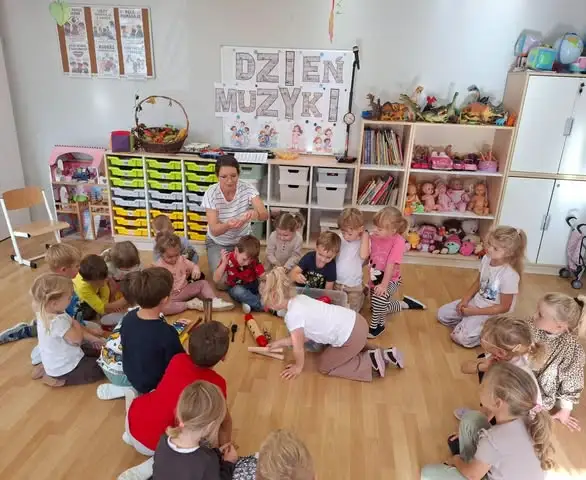 Dzień Muzyki w przedszkolu w Szonowicach – dzieci tworzyły własne instrumenty
