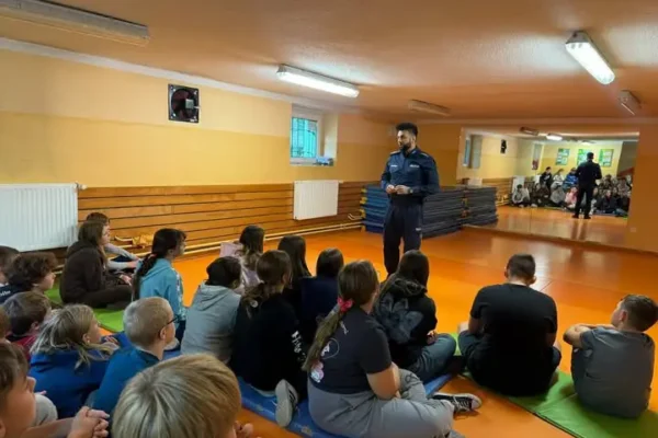 Policjant w Raciborzu uczył uczniów, jak radzić sobie z hejtem w sieci