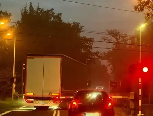 Kierowca ciężarówki zignorował czerwone światło na przejeździe w Szymocicach