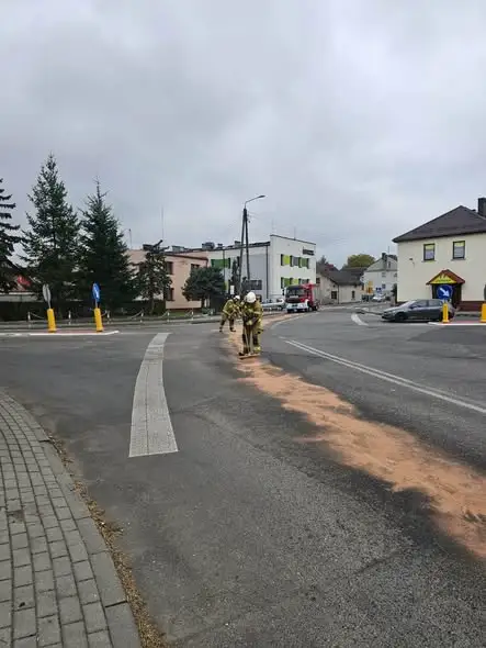 Plama ropopochodna na drodze w Krzanowicach – akcja strażaków