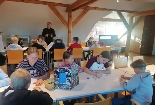 Młodzi twórcy komiksów w bibliotece w Rudnikach