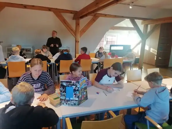 Młodzi twórcy komiksów w bibliotece w Rudnikach