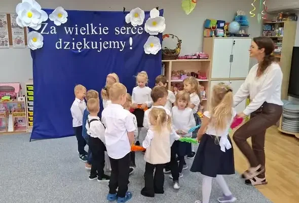 Dzień Edukacji Narodowej w Szonowicach – przedszkolaki podziękowały swoim paniom