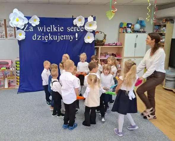 Dzień Edukacji Narodowej w Szonowicach – przedszkolaki podziękowały swoim paniom