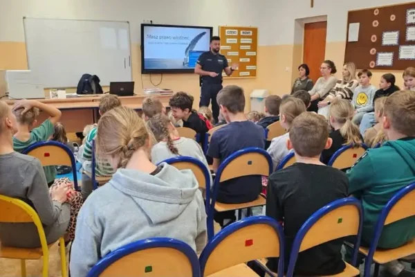 Raciborscy policjanci uczą młodzież, jak nie dać się hejtowi w sieci