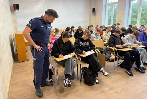 Raciborscy policjanci uczą młodzież, jak reagować na hejt i mowę nienawiści