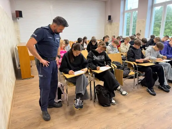 Raciborscy policjanci uczą młodzież, jak reagować na hejt i mowę nienawiści
