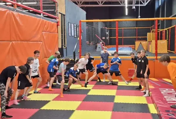 Klasy ósme łączą kulturę i sport: „Dziady” w teatrze i trampoliny w Radlinie