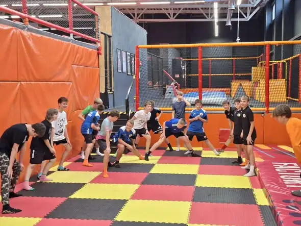 Klasy ósme łączą kulturę i sport: „Dziady” w teatrze i trampoliny w Radlinie
